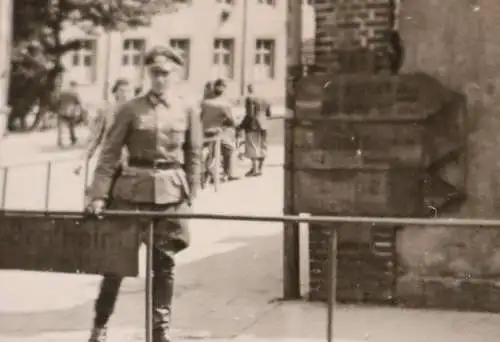 zwei tolle alte Fotos - Soldat an Kreuzung ? Schild Bentheim - Wegweiser Münster