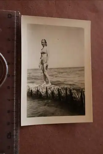 tolles altes Foto -  hübsche Frau  im Bikini am Meer 