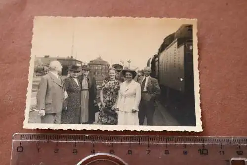 Tolles altes Foto - Personen am Bahnsteig - Bahnhof ? - Lokomotive - Ort ???