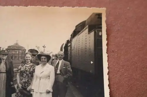 tolles altes Foto - Personen am Bahnsteig - Bahnhof ? - Lokomotive - Ort ???