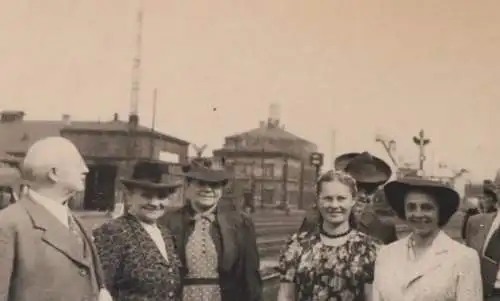 tolles altes Foto - Personen am Bahnsteig - Bahnhof ? - Lokomotive - Ort ???