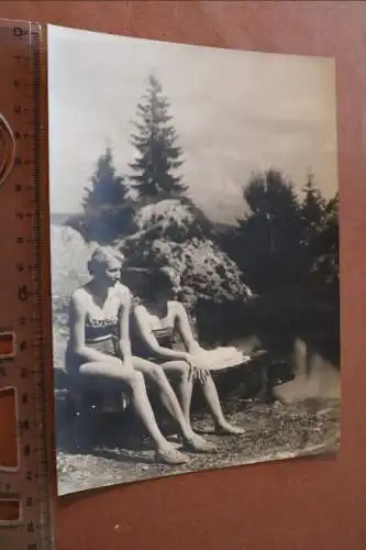 Tolles altes Foto - zwei Frauen im Bikini am Bergsee 1938