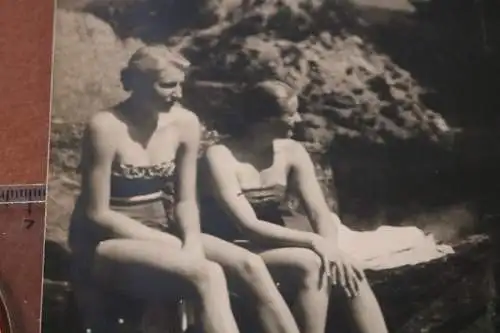 tolles altes Foto - zwei Frauen im Bikini am Bergsee 1938