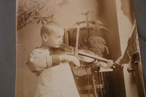 tolles altes  Foto auf Pappe - Portrait kleiner Junge  mit Geige 1900-20