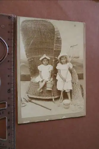 Tolles altes  Foto auf Pappe -zwei Mädchen im Strandanzügen - Strandkorb 1900-10