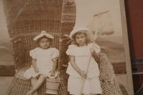 tolles altes  Foto auf Pappe -zwei Mädchen im Strandanzügen - Strandkorb 1900-10