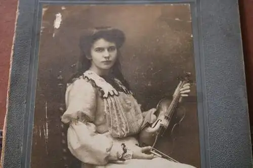 Tolles altes  Foto auf Pappe - Portrait einer hübschen Frau mit Geige 1910-20