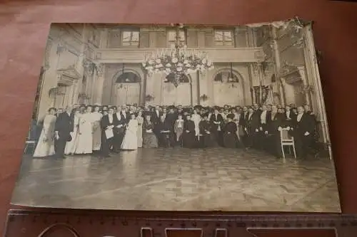 Tolles altes großes Gruppenfoto - großer Saal - Kronleuchter - Ort ? 1900-20 ??