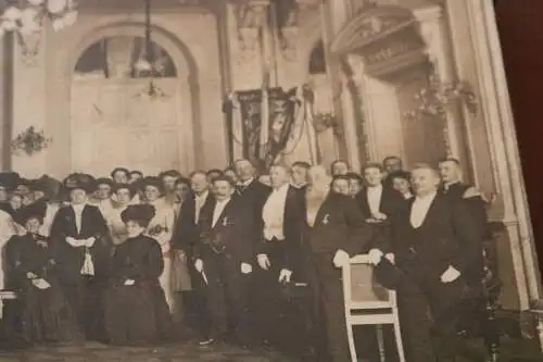 tolles altes großes Gruppenfoto - großer Saal - Kronleuchter - Ort ? 1900-20 ??