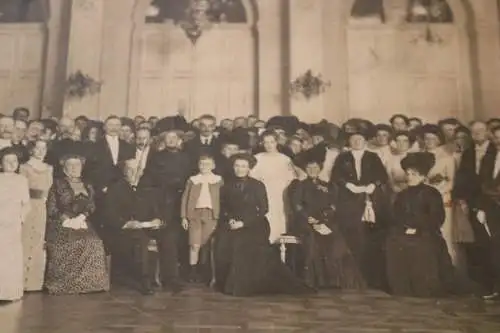 tolles altes großes Gruppenfoto - großer Saal - Kronleuchter - Ort ? 1900-20 ??