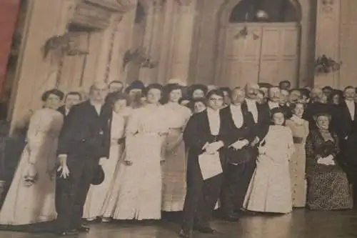 tolles altes großes Gruppenfoto - großer Saal - Kronleuchter - Ort ? 1900-20 ??