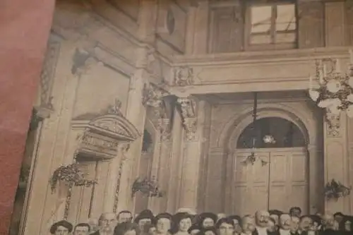 tolles altes großes Gruppenfoto - großer Saal - Kronleuchter - Ort ? 1900-20 ??