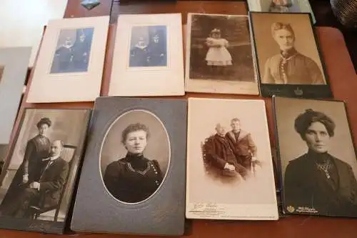 57 tolle alte Pappfotos , CDV´s , Kabinettfotos - vers. Fotografen Orte