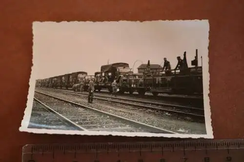 tolles altes Foto - Eisenbahnwaggons mit LKW´s Luftwaffe - Belgien 