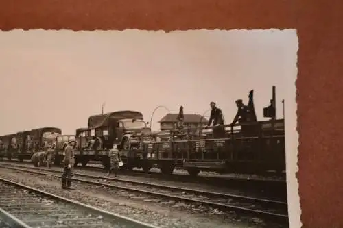 tolles altes Foto - Eisenbahnwaggons mit LKW´s Luftwaffe - Belgien 