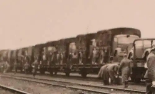 tolles altes Foto - Eisenbahnwaggons mit LKW´s Luftwaffe - Belgien