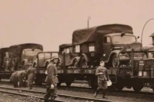 tolles altes Foto - Eisenbahnwaggons mit LKW´s Luftwaffe - Belgien