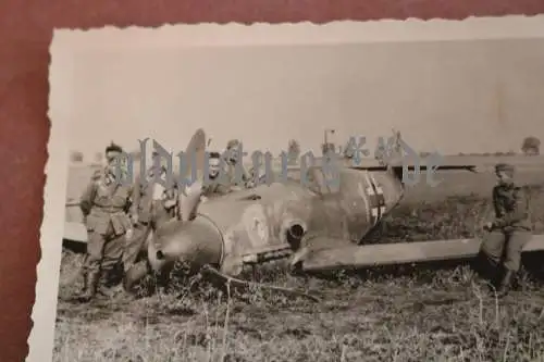 altes Foto abgeschossene Messerschmidt Bf 109 - Staffelwappen JG 51 Russland