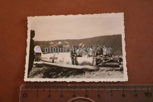 altes Foto deutsche Soldaten bei einer abgeschossenen Me BF 109 JG26 Ärmelkanal 