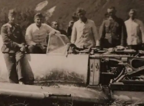 altes Foto deutsche Soldaten bei einer abgeschossenen Me BF 109 JG26 Ärmelkanal 
