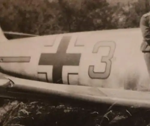 altes Foto deutsche Soldaten bei einer abgeschossenen Me BF 109 JG26 Ärmelkanal 
