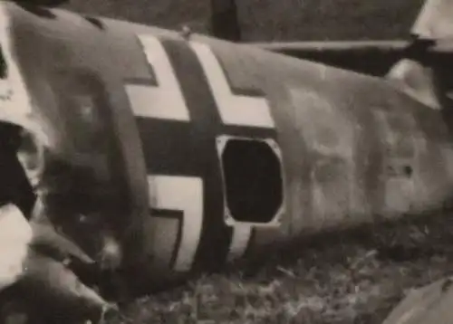 altes Foto abgeschossene Messerschmidt Bf 109 -  drei Abschussmakierungen Leitwe