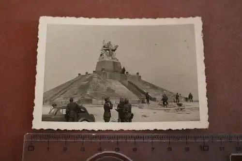 Altes Foto - Soldaten besuchen  Ferme de Navarin Denkmal und Beinhaus (Le Monume