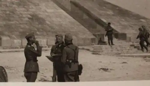 Altes Foto - Soldaten besuchen  Ferme de Navarin Denkmal und Beinhaus (Le Monume