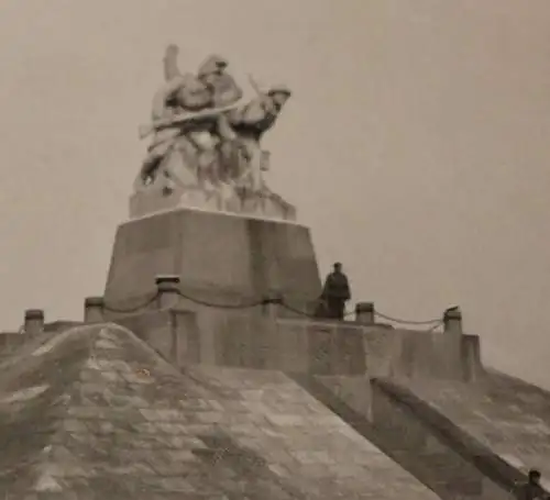 Altes Foto - Soldaten besuchen  Ferme de Navarin Denkmal und Beinhaus (Le Monume