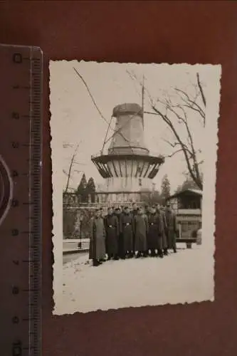 Altes Foto - Soldaten posieren vor einer Windmühle - Ort ??? beschrieben