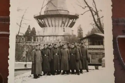 altes Foto - Soldaten posieren vor einer Windmühle - Ort ??? beschrieben 