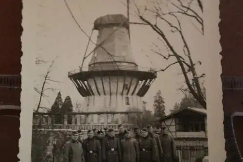 altes Foto - Soldaten posieren vor einer Windmühle - Ort ??? beschrieben 
