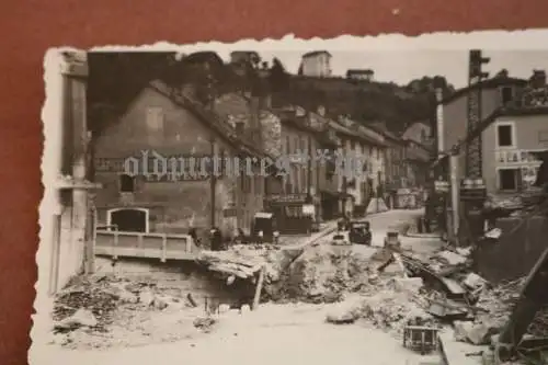 Altes Foto - zerstörte Stadt -Gebäude - Werbung - Frankreich ? Belgien ?