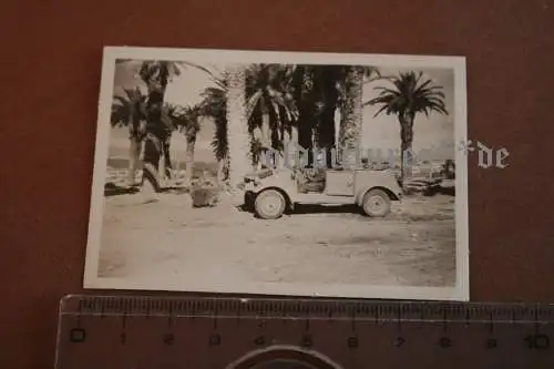 tolles altes Foto - Soldat mit VW Kübelwagen an der Küste in Griechenland - Ort