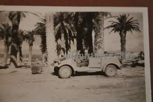 tolles altes Foto - Soldat mit VW Kübelwagen an der Küste in Griechenland - Ort