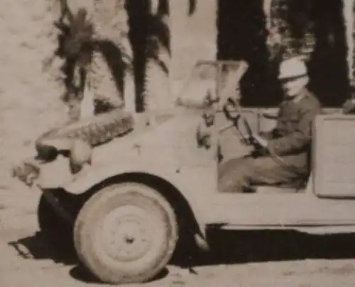 tolles altes Foto - Soldat mit VW Kübelwagen an der Küste in Griechenland - Ort