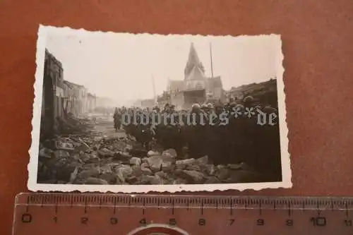 Altes Foto - zerstörte Stadt - französische Gefangene - Kirche - Ort ??