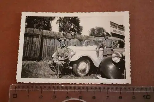 tolles altes Foto - Soldaten mit Oldtimer beim Stadtbad Aschaffenburg 