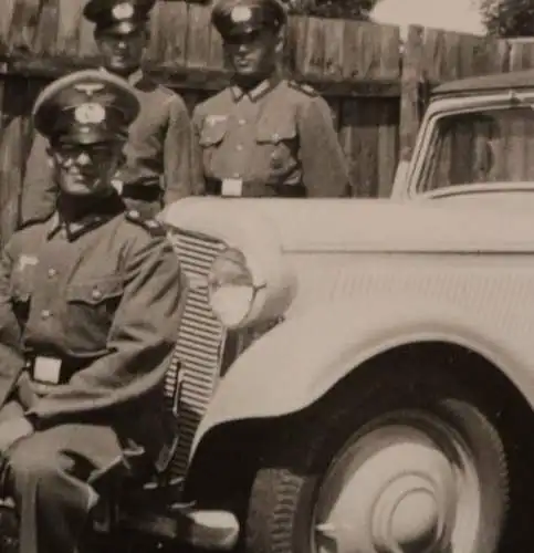 tolles altes Foto - Soldaten mit Oldtimer beim Stadtbad Aschaffenburg 