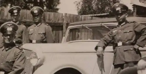 tolles altes Foto - Soldaten mit Oldtimer beim Stadtbad Aschaffenburg 