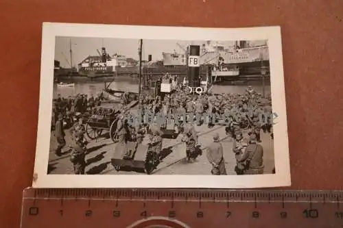 Altes Foto - Soldaten im Hafen in Dänemark - Schiffe - Ort ???