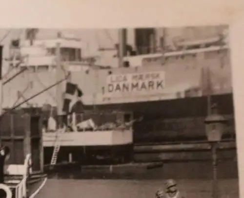 altes Foto - Soldaten im Hafen in Dänemark - Schiffe - Ort ???