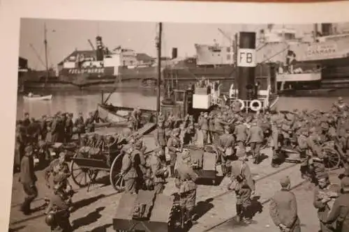 altes Foto - Soldaten im Hafen in Dänemark - Schiffe - Ort ???