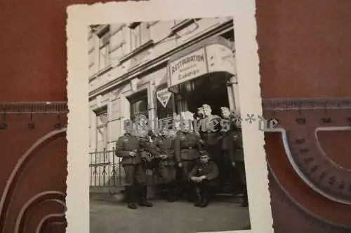 tolles altes Gruppenfoto - Soldaten Restaurant Geschwister Ludwigs Zum Sängerhei