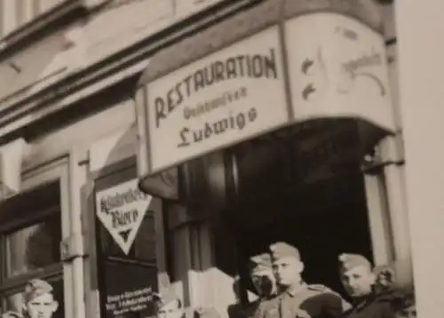 tolles altes Gruppenfoto - Soldaten Restaurant Geschwister Ludwigs Zum Sängerhei