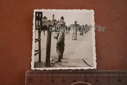 altes Foto - Krad-Melder schaut sich um - Ort ??? 