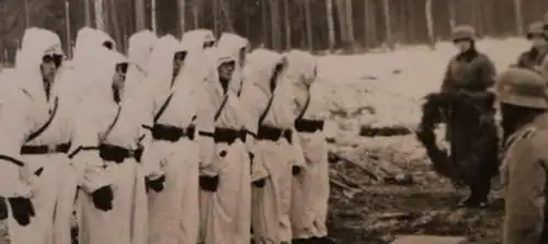 zwei alte Fotos Beisetzung eines Kameraden - Jarzewo 1942 - Wintertarn 