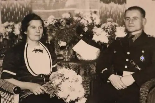 tolles altes Foto  Frau und Mann - Soldat - mir unbekannte Uniform ?? 30-40er