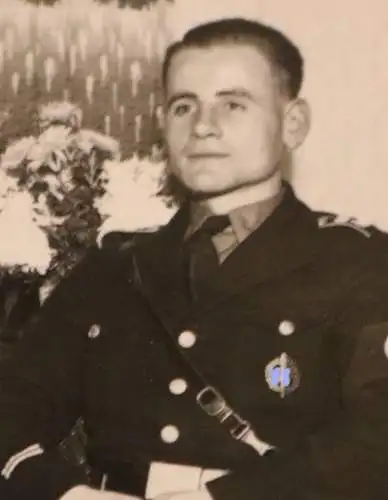 tolles altes Foto  Frau und Mann - Soldat - mir unbekannte Uniform ?? 30-40er