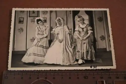 Tolles altes Foto drei Frauen in alten Kostümen - Theater ?? Altenburg 30-40er